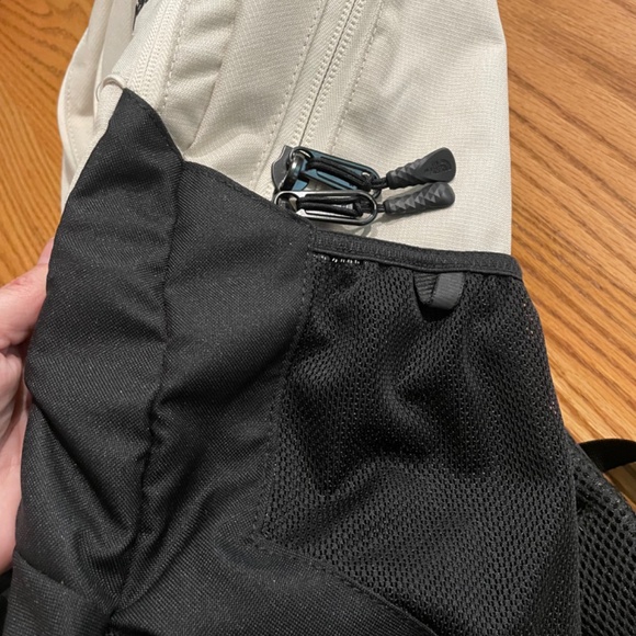 North face groundwork backpack in rainy day ivory and black - Picture 9 of 10